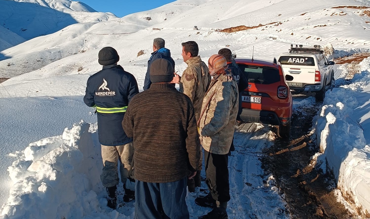 hakkaride-3-gunluk-kurtarma-operasyonunda-mutlu-son-binmizit-yaylasindaki-hayvanlar-kurtarildi