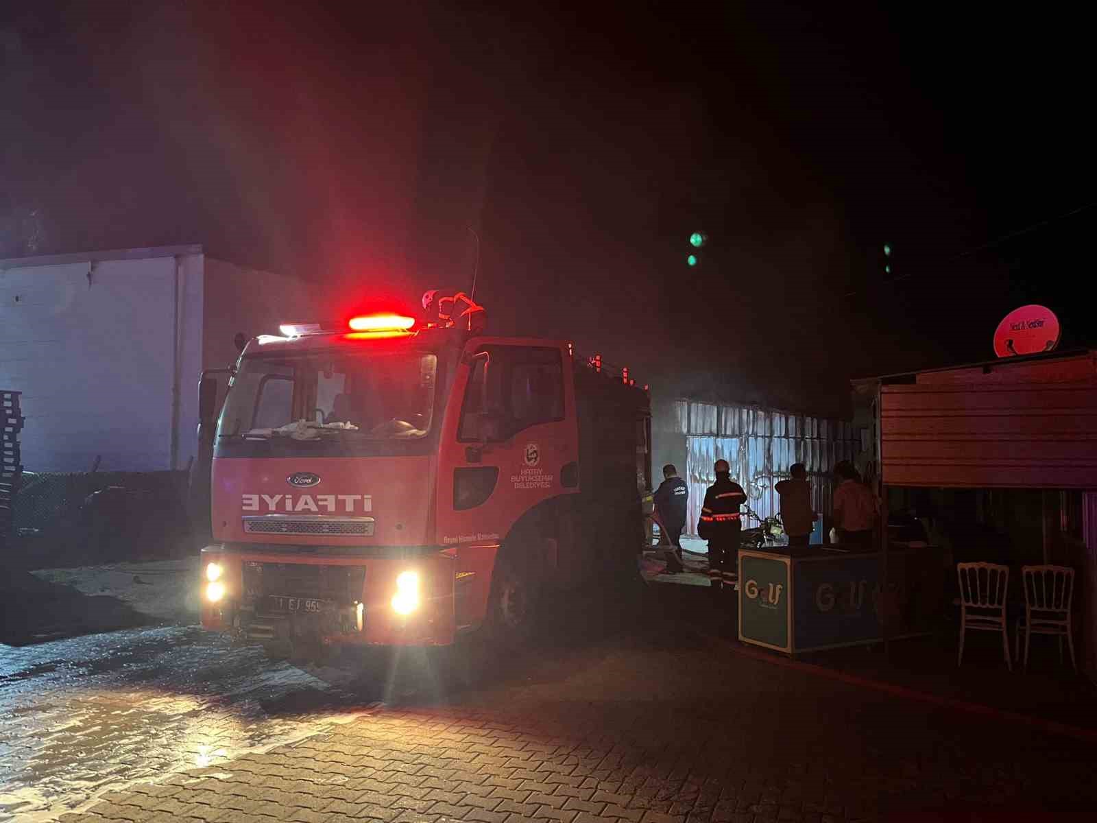 hatayda-depo-alevlere-teslim-oldu