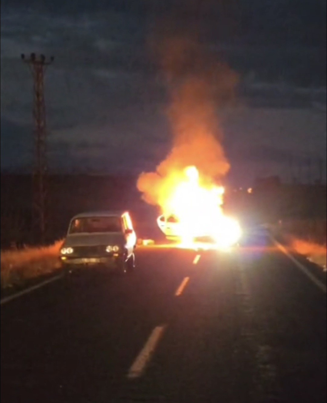 hilvanda-alev-alan-otomobil-bomba-gibi-patladi