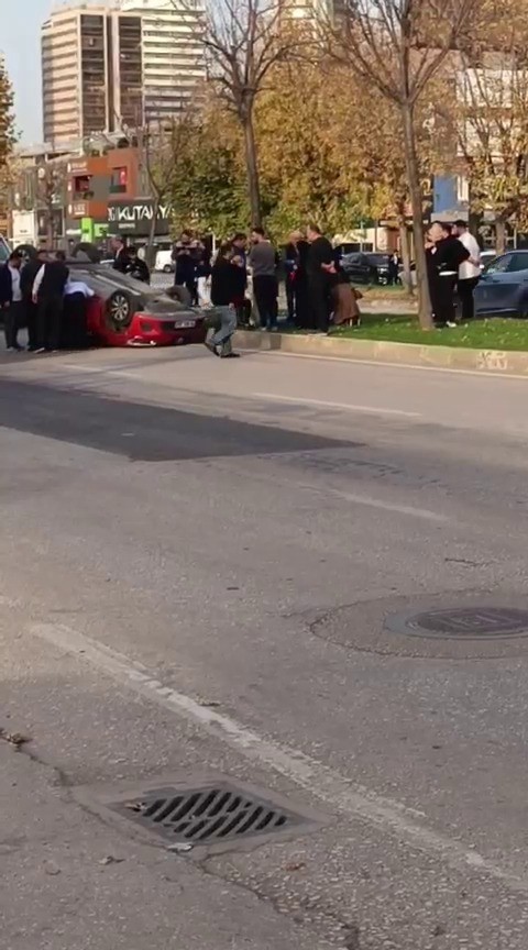 iki-arac-carpisti-takla-atan-otomobilde-surucu-sikisti