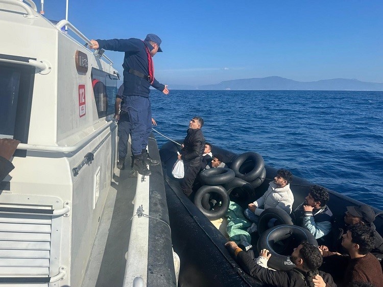 izmir-aciklarinda-14-gocmen-kurtarildi-35-gocmen-yakalandi