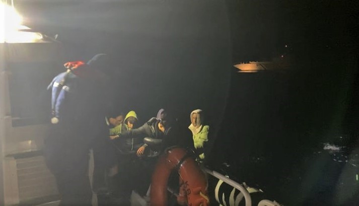 izmir-aciklarinda-23-duzensiz-gocmen-yakalandi-20-gocmen-kurtarildi