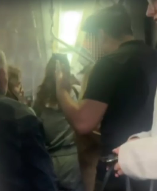 izmir-metrosunda-kufurlu-saldirgan-panigi