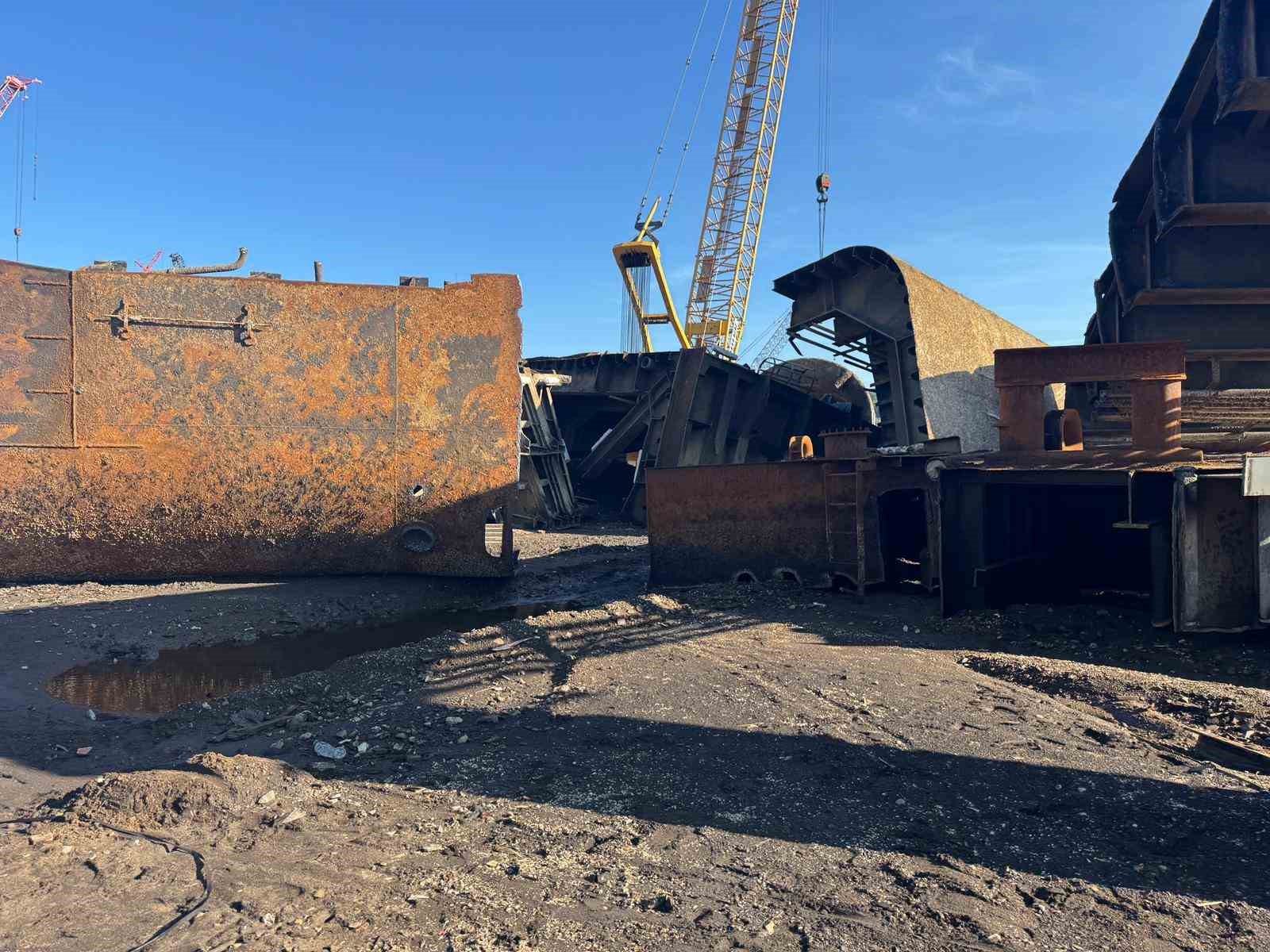 izmirde-uzerine-parca-dusen-isci-hayatini-kaybetti