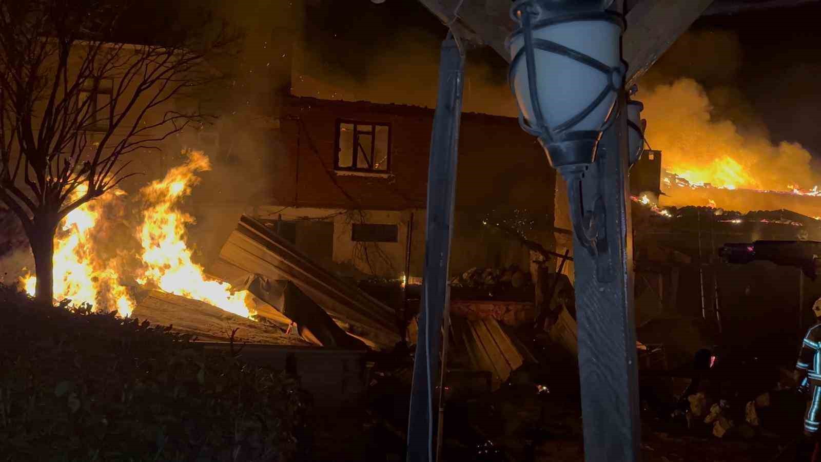 kafede-cikan-yangin-isletmeyi-kule-cevirdi