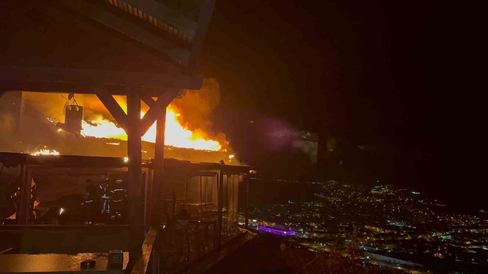 kafede-cikan-yangin-isletmeyi-kule-cevirdi