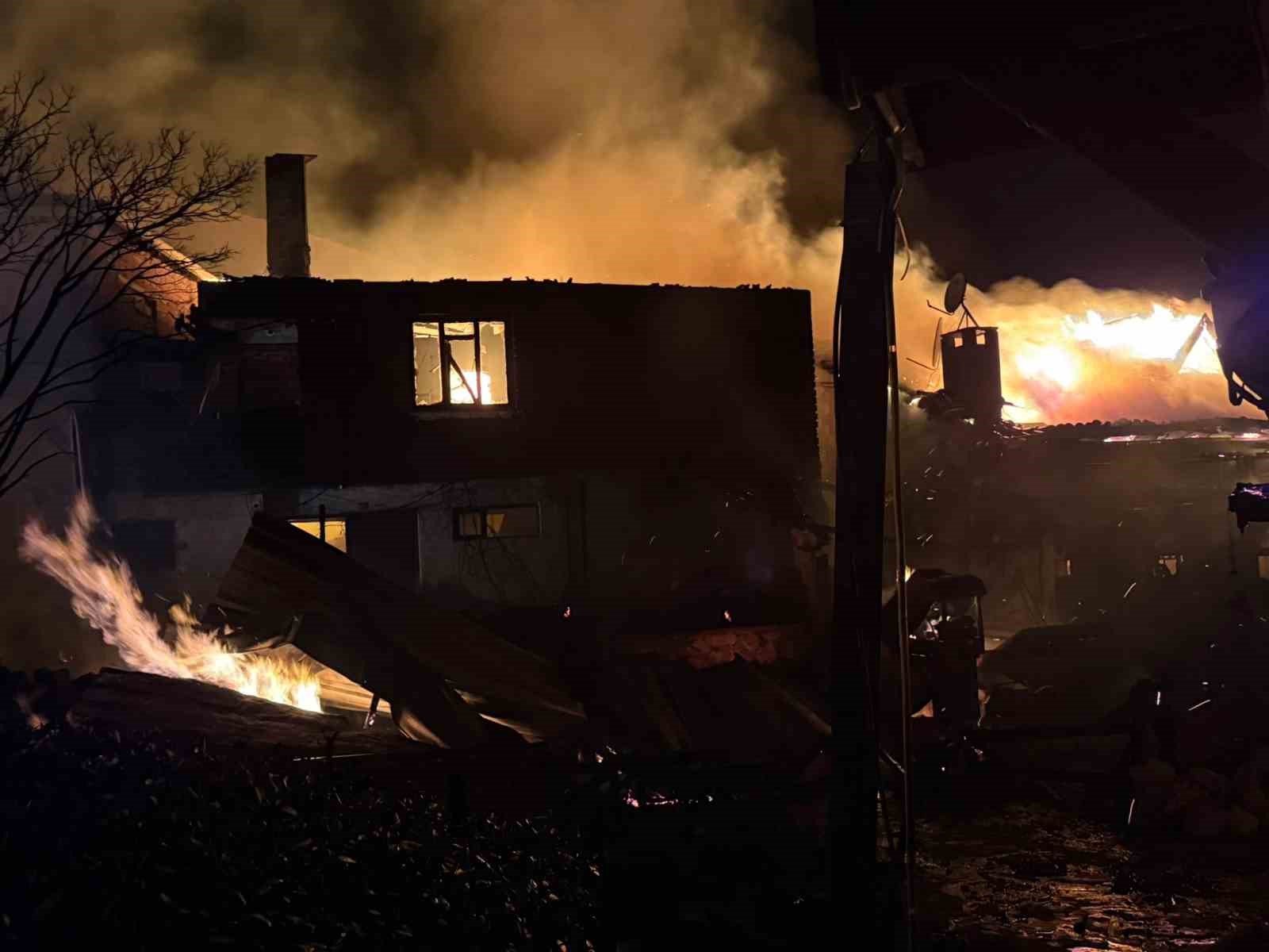 kafede-cikan-yangin-isletmeyi-kule-cevirdi