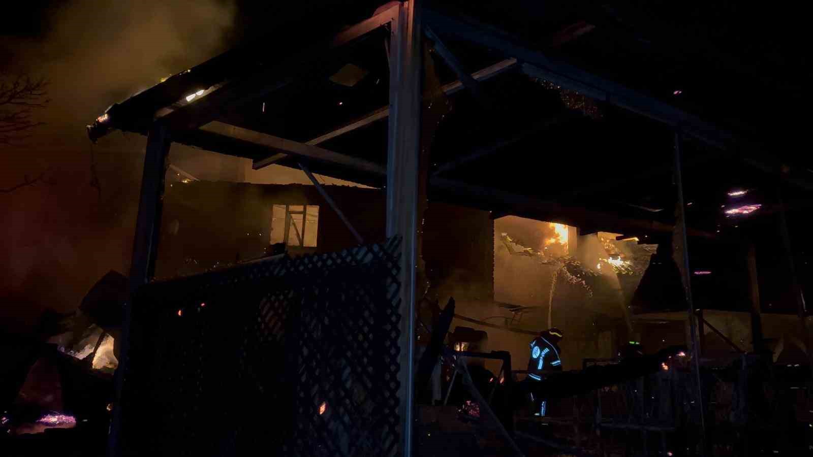 kafede-cikan-yangin-isletmeyi-kule-cevirdi