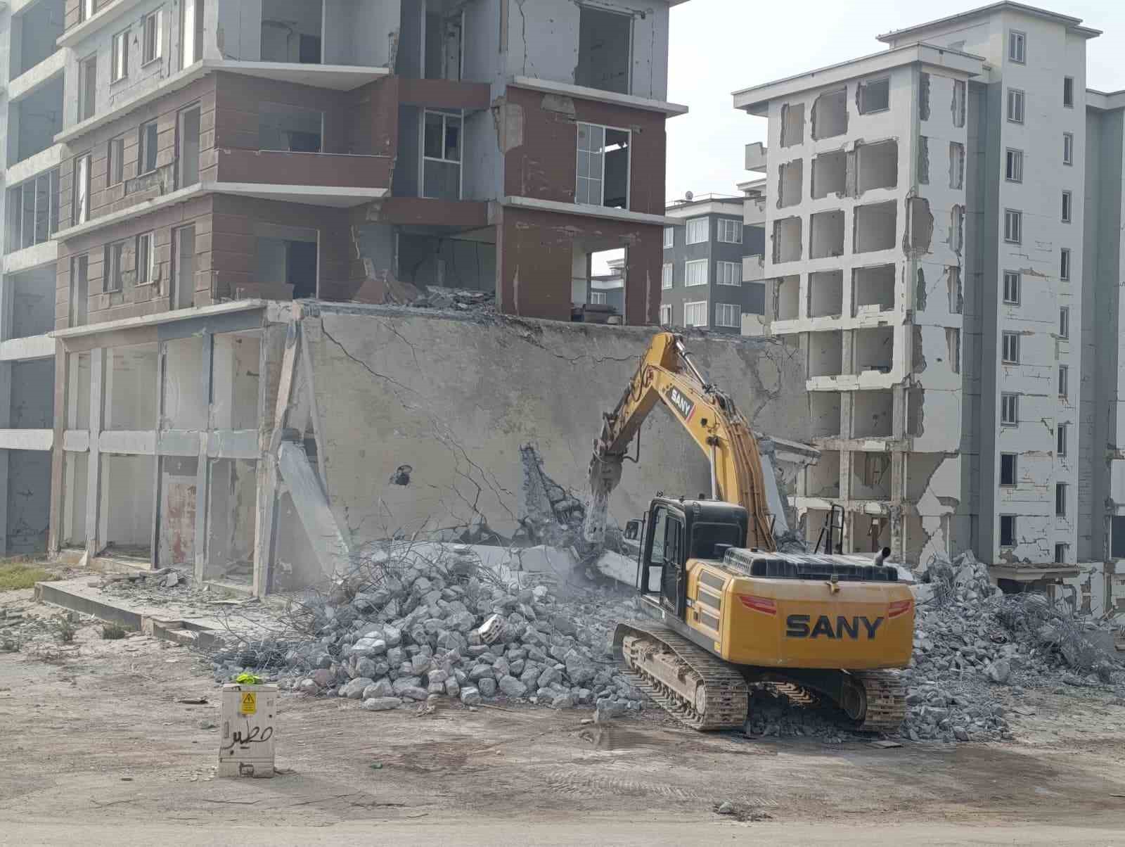 kahramanmarasta-agir-hasarli-binalarin-yikiminda-sona-gelindi