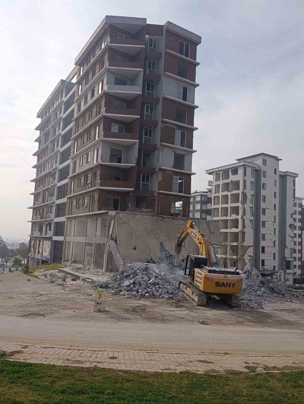 kahramanmarasta-agir-hasarli-binalarin-yikiminda-sona-gelindi