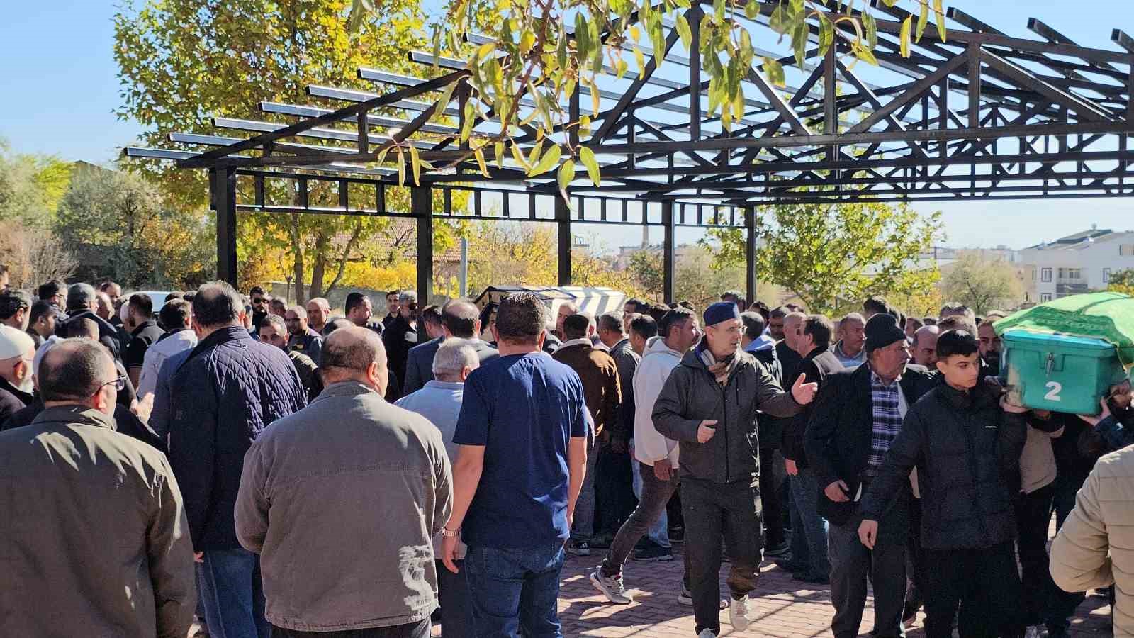 kahreden-kaza-ogretmenin-aracinin-carpmasi-sonucu-hayatini-kaybeden-ogrenci-topraga-verildi