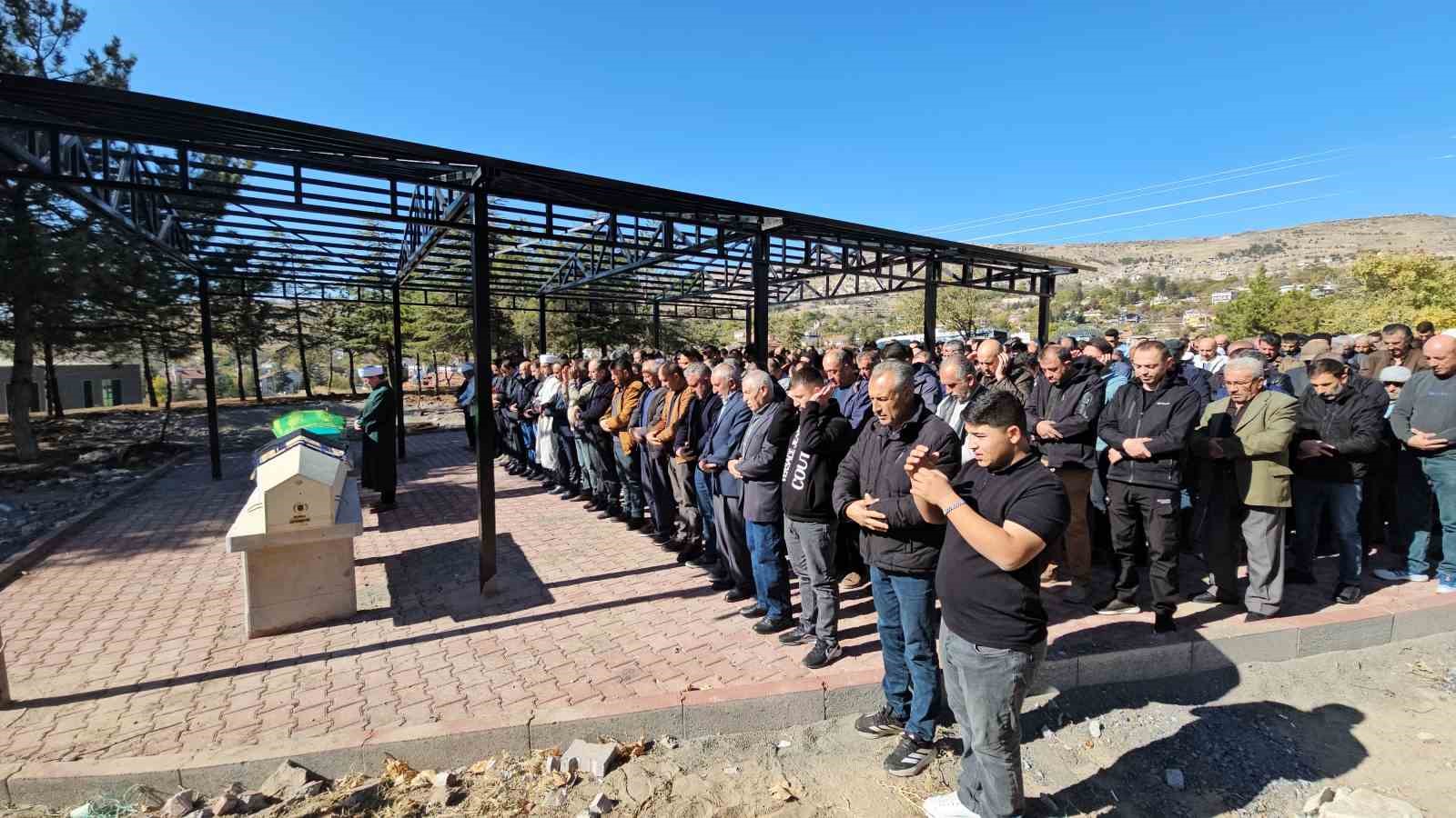 kahreden-kaza-ogretmenin-aracinin-carpmasi-sonucu-hayatini-kaybeden-ogrenci-topraga-verildi