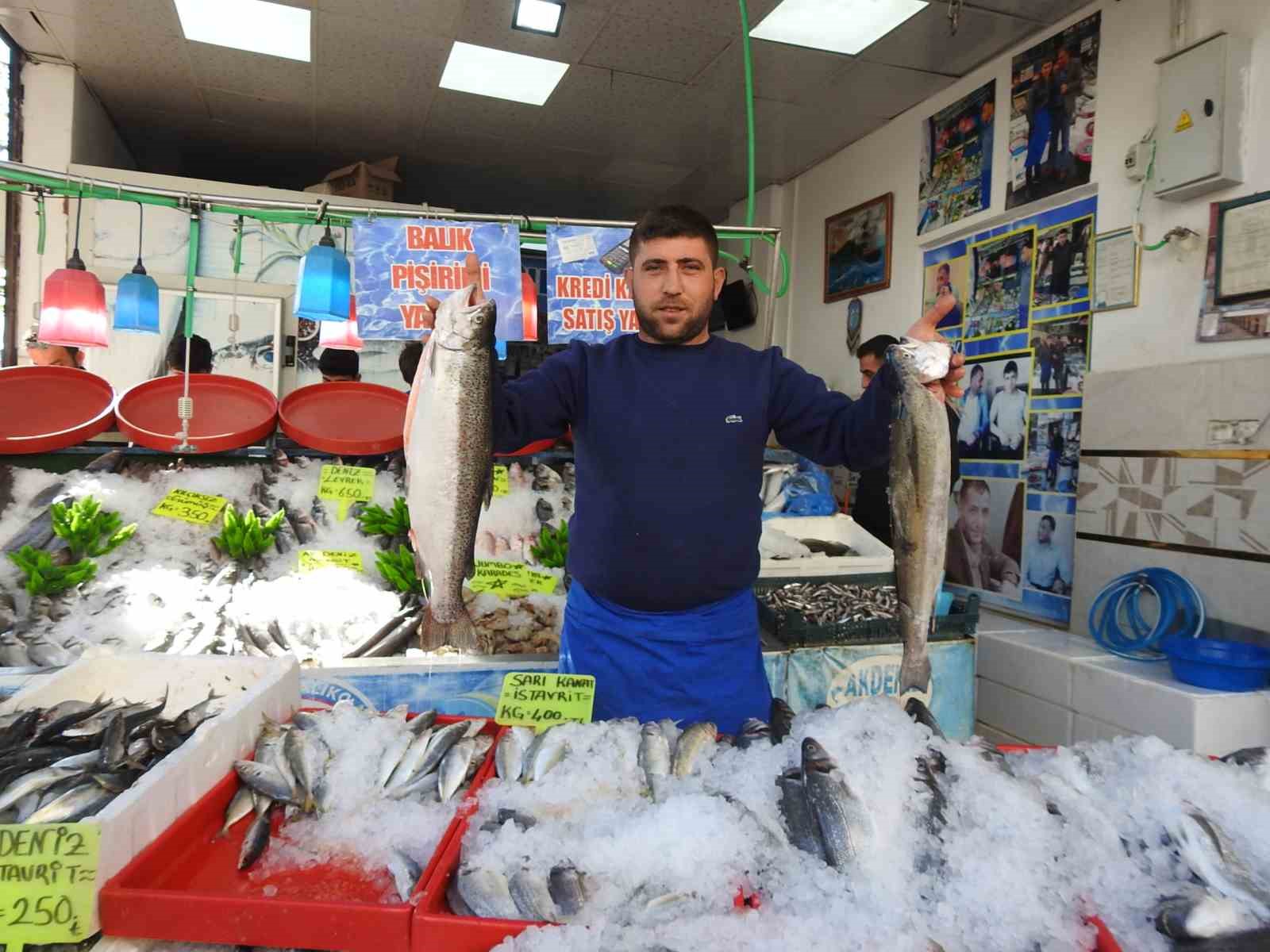 karadenizdeki-bolluk-balik-fiyatlarini-dusurdu-kiliste-hamsi-100-liraya-indi
