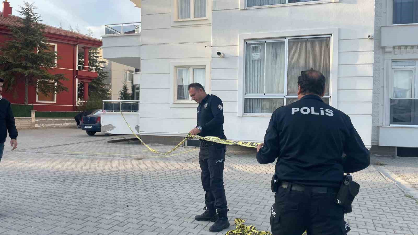 karamanda-5inci-kattan-dusen-ogretmen-hayatini-kaybetti