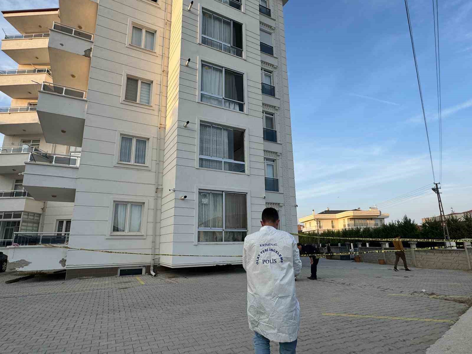 karamanda-5inci-kattan-dusen-ogretmen-hayatini-kaybetti