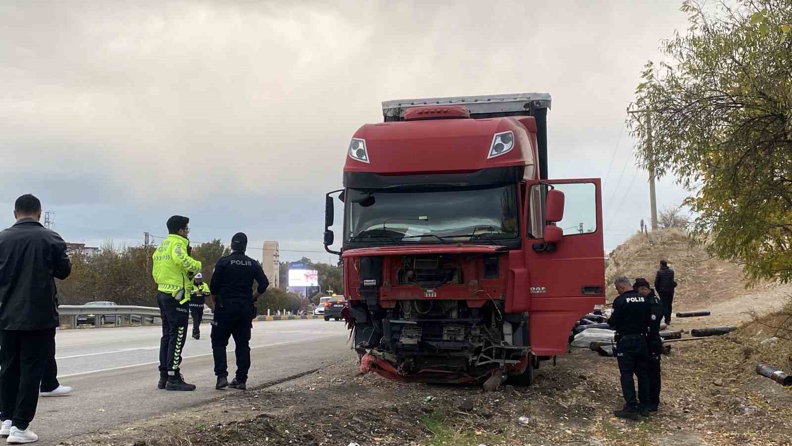 kavsaga-asiri-hizla-giren-tir-otomobile-carpti-1-olu