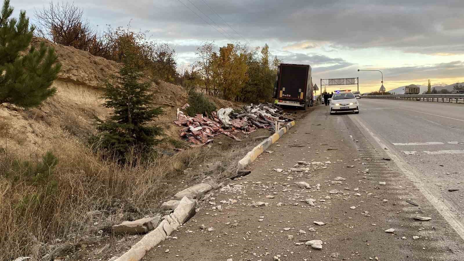 kavsaga-asiri-hizla-giren-tir-otomobile-carpti-1-olu