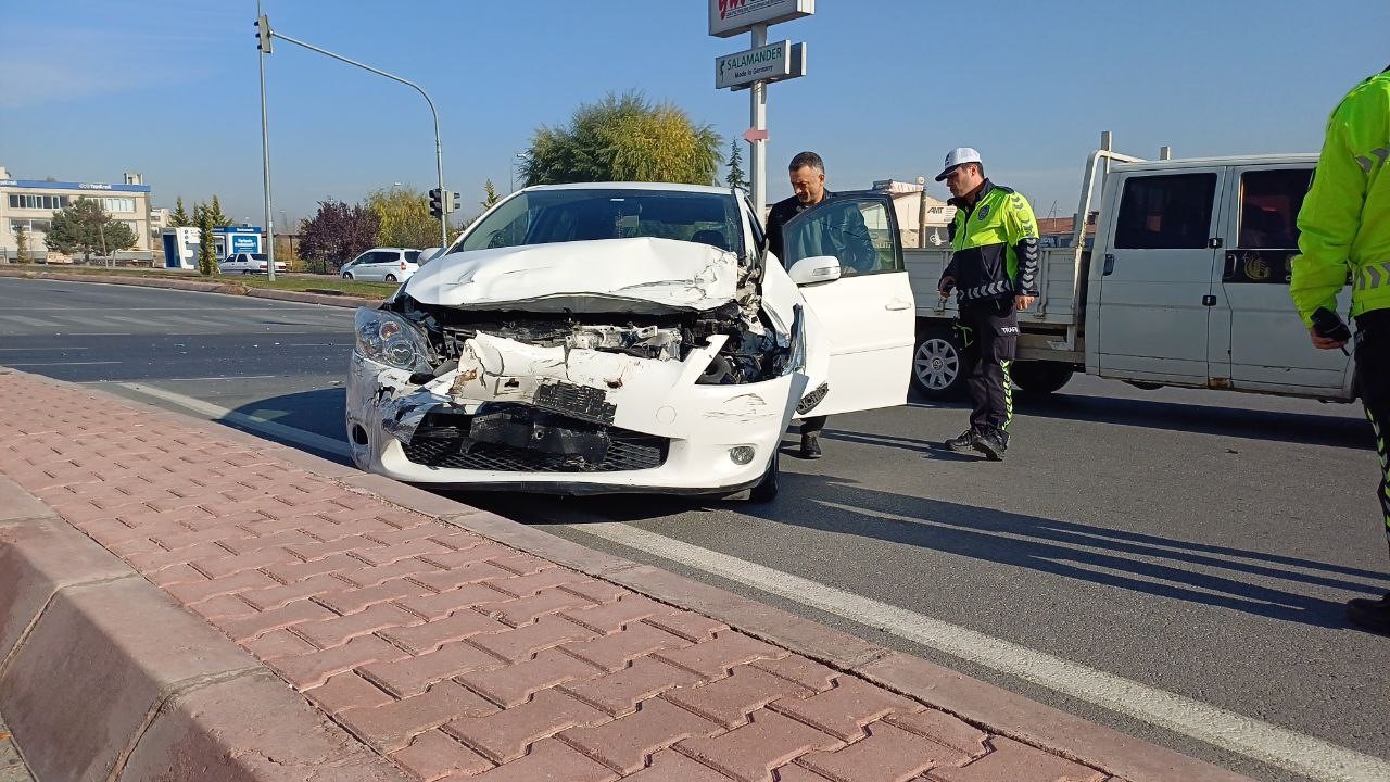 kayseride-5-arac-birbirine-girdi-5-yarali