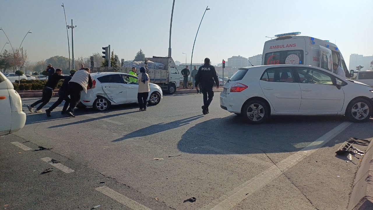 kayseride-5-arac-birbirine-girdi-5-yarali