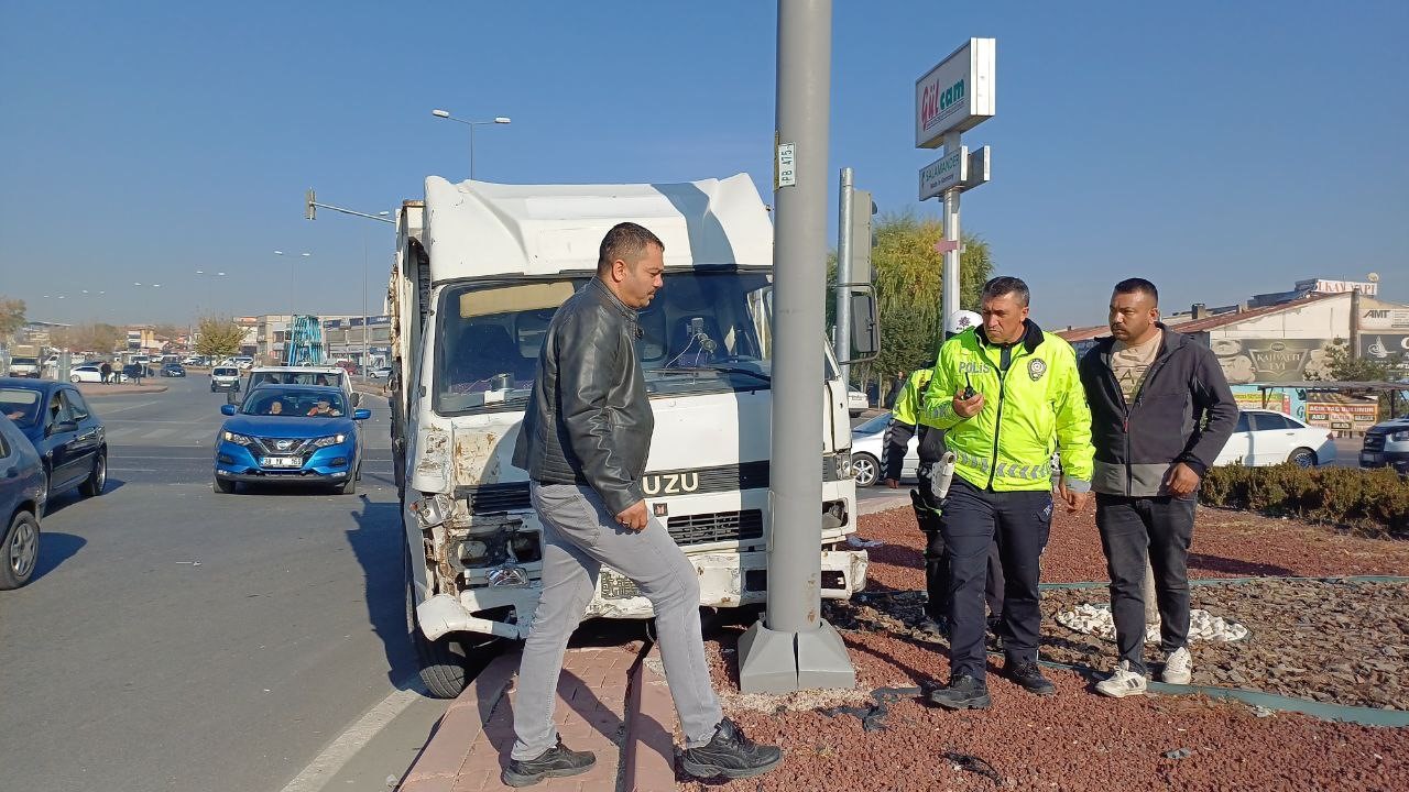 kayseride-5-arac-birbirine-girdi-5-yarali