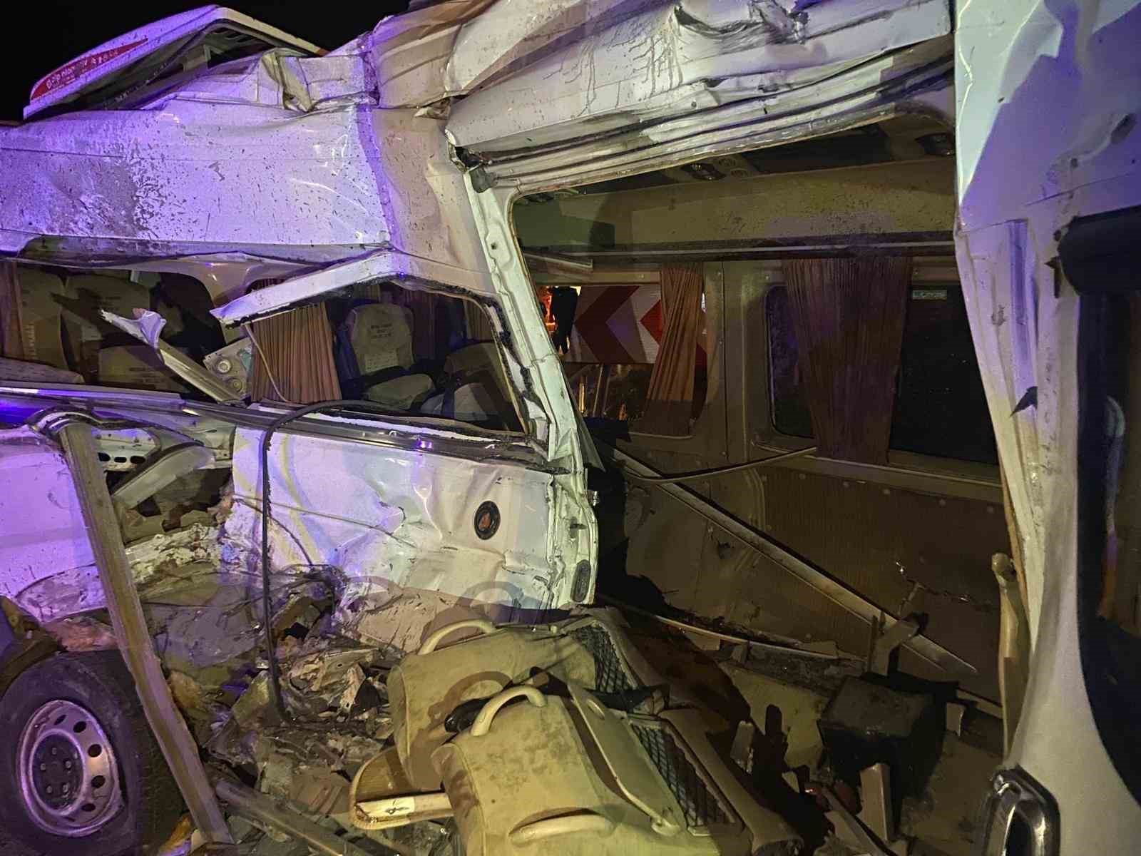 kemalpasada-isci-servisleri-carpisti-15-yarali