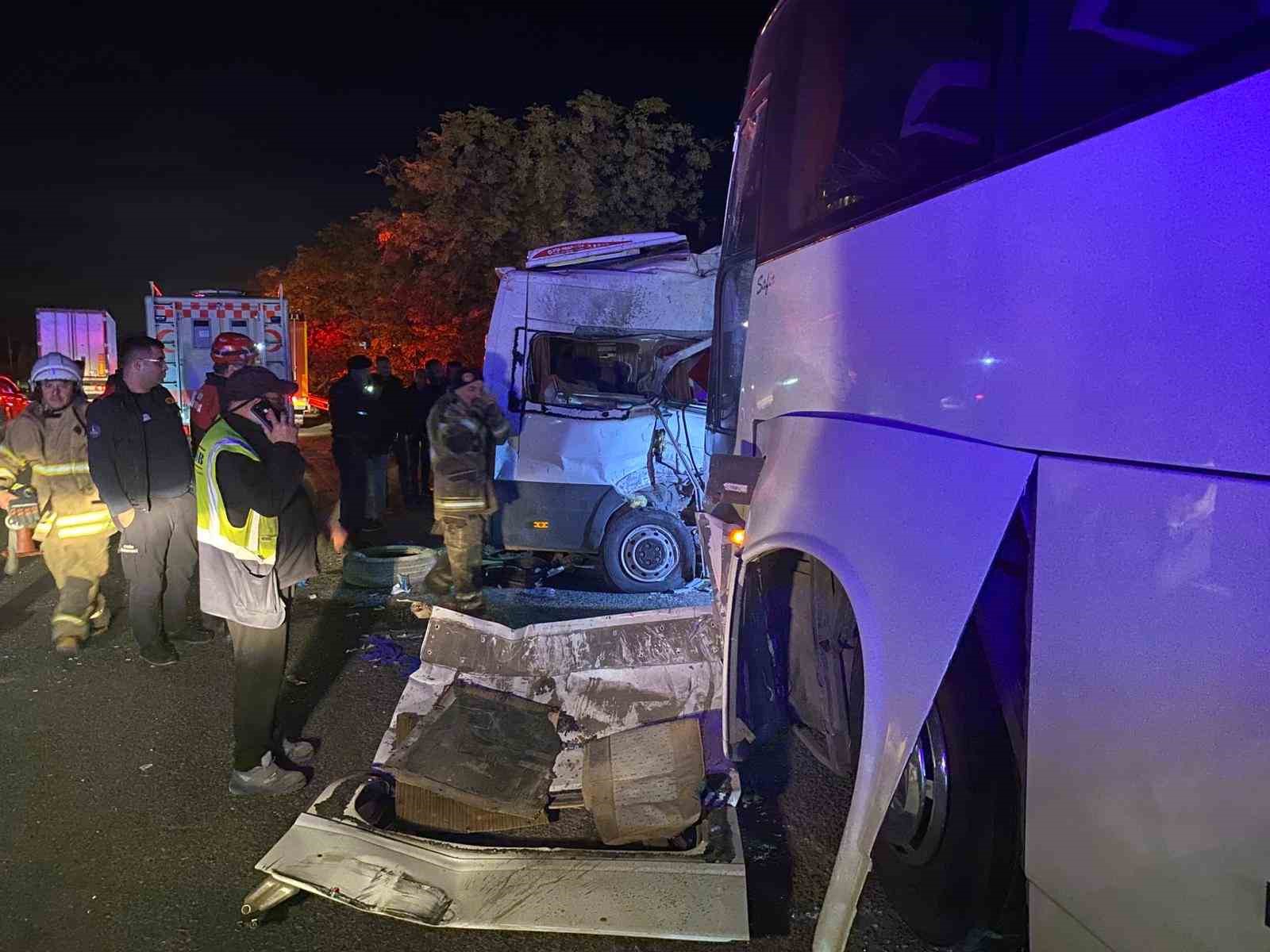 kemalpasada-isci-servisleri-carpisti-15-yarali