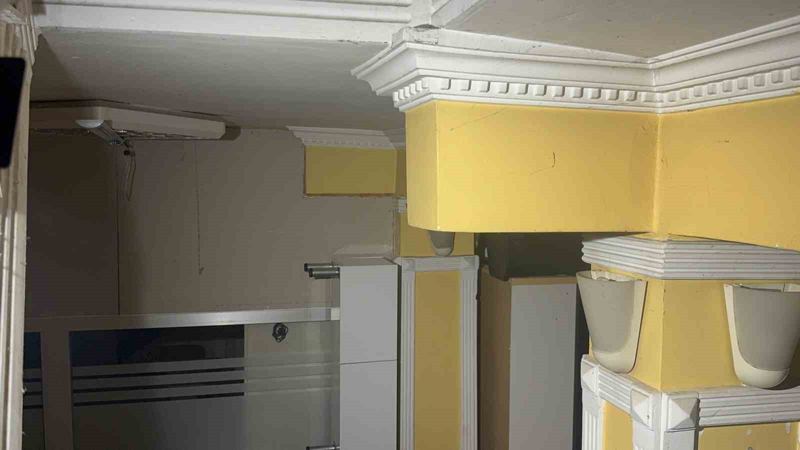 kocaelide-bir-binanin-kolonlari-catladi-aileler-korkuyla-evi-tahliye-etti