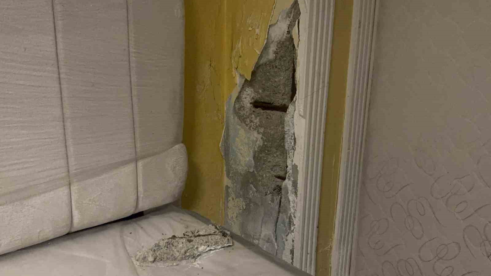 kocaelide-bir-binanin-kolonlari-catladi-aileler-korkuyla-evi-tahliye-etti