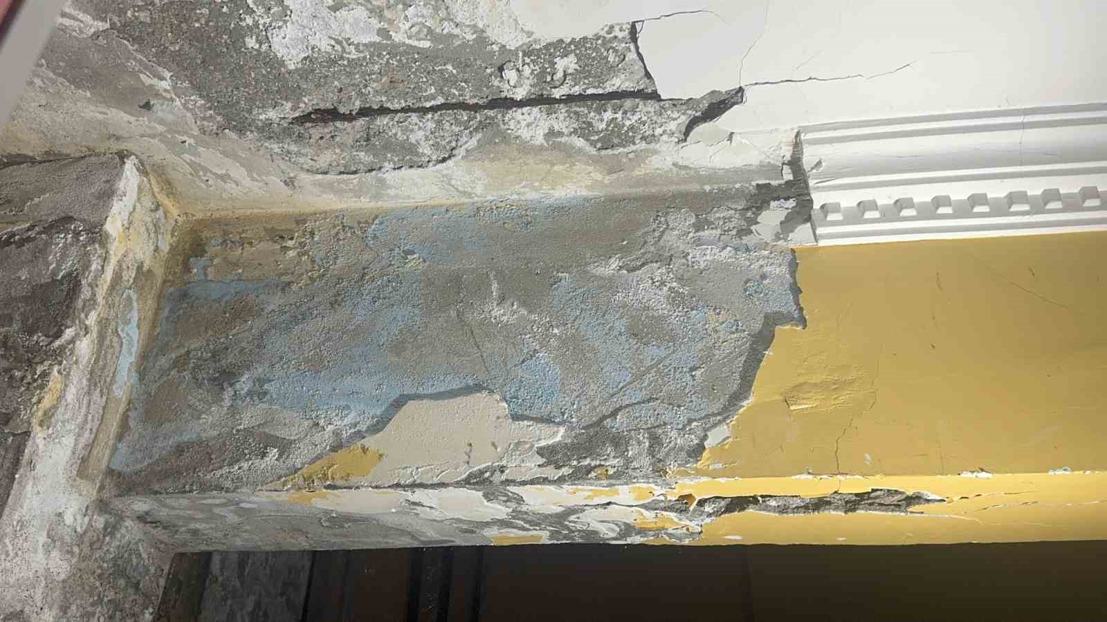 kocaelide-bir-binanin-kolonlari-catladi-aileler-korkuyla-evi-tahliye-etti