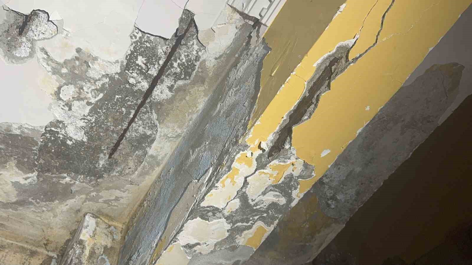 kocaelide-bir-binanin-kolonlari-catladi-aileler-korkuyla-evi-tahliye-etti