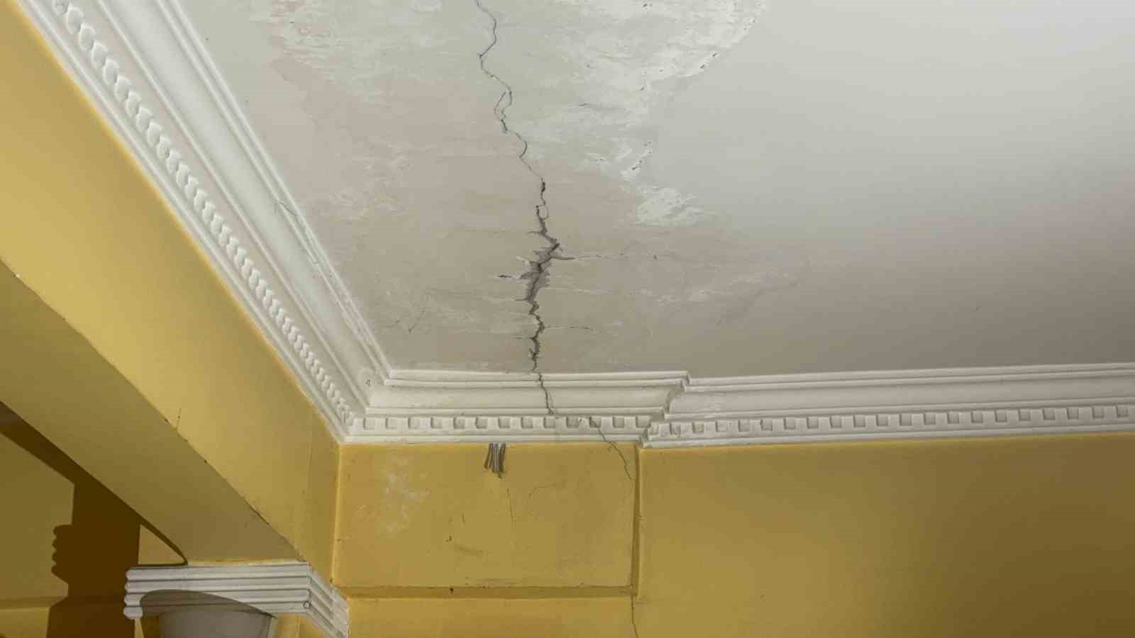 kocaelide-bir-binanin-kolonlari-catladi-aileler-korkuyla-evi-tahliye-etti