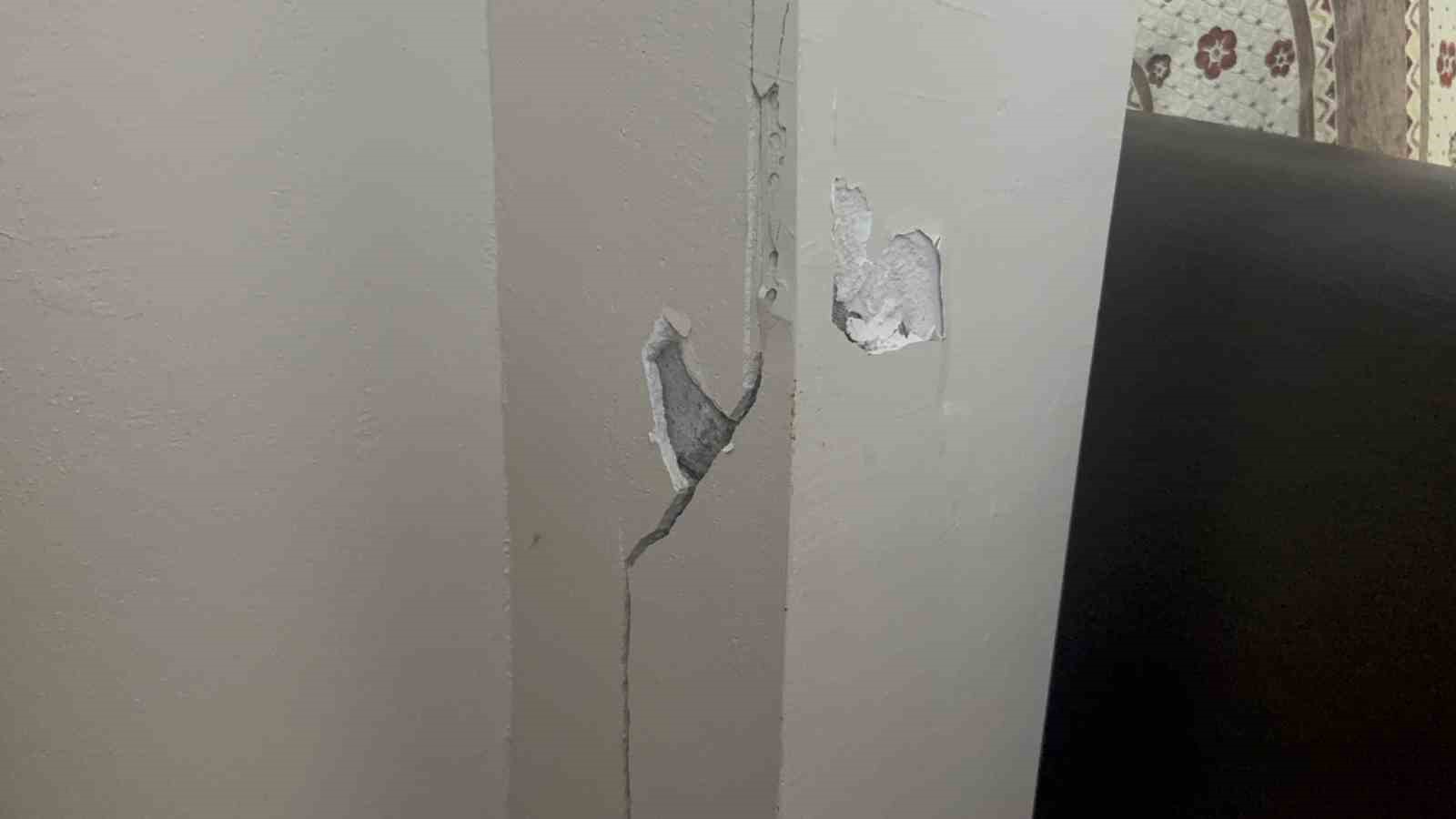 kocaelide-kolonlari-catlayan-bir-bina-daha-bosaltildi