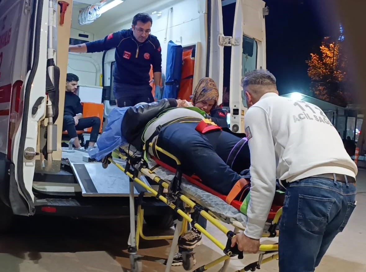 kontrolden-cikan-otomobil-agaca-carpti-3-kisi-yaralandi