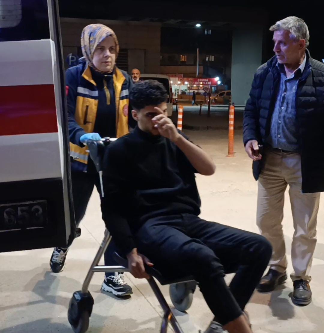 kontrolden-cikan-otomobil-agaca-carpti-3-kisi-yaralandi