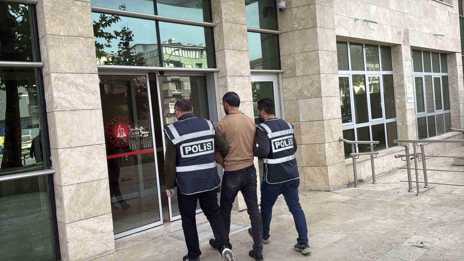 kullandigi-tirin-dorsesinde-11-kacak-gocmen-bulunan-surucu-tutuklandi