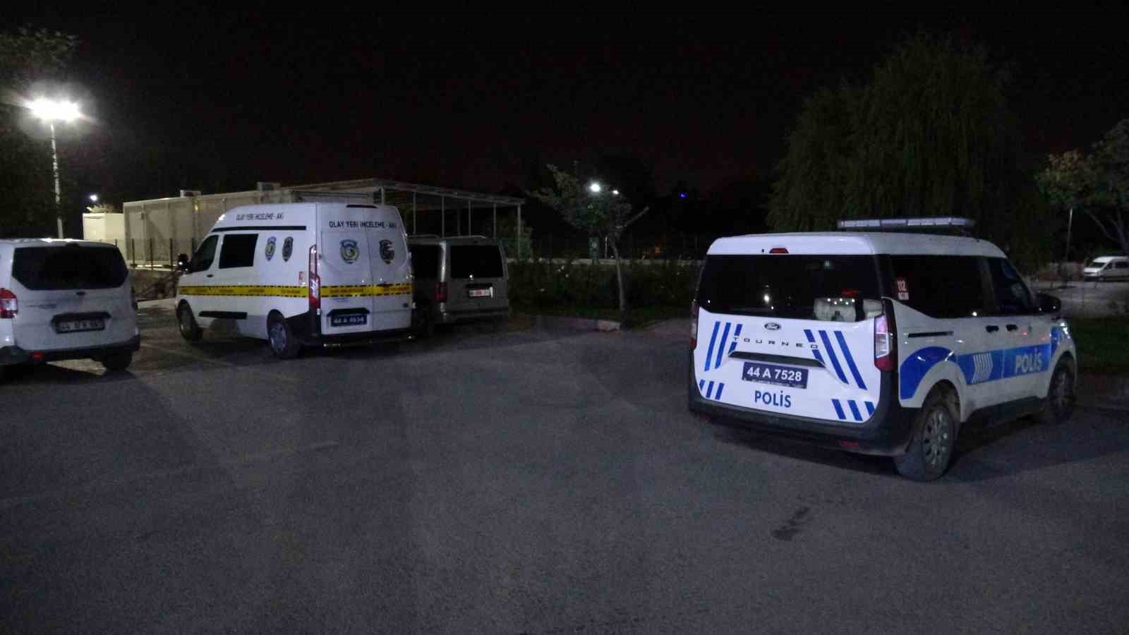 malatyada-bahcede-silahla-oynayan-sahis-kendini-yaraladi