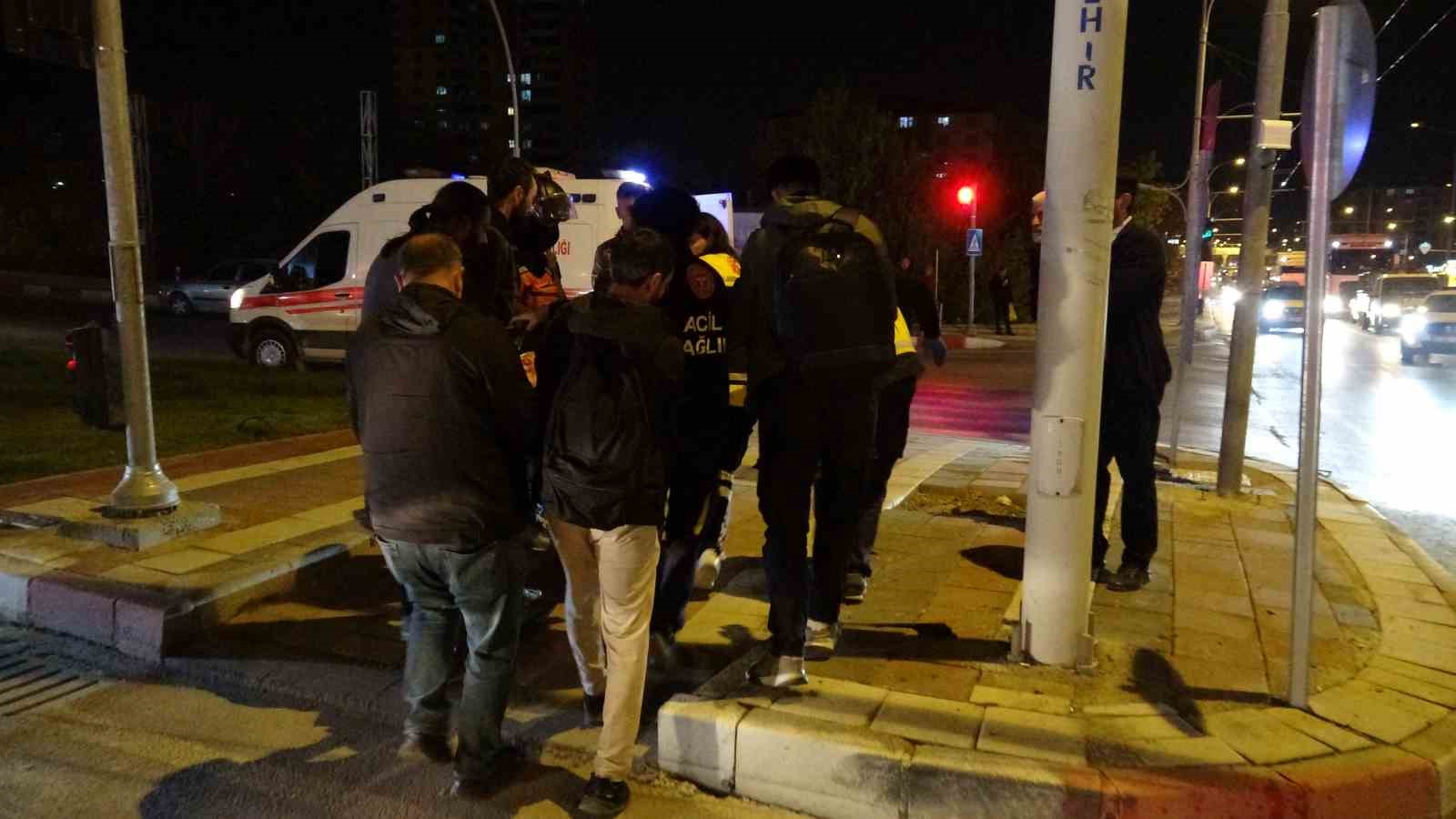 malatyada-iki-aracin-carpistigi-kazada-ortalik-savas-alanina-dondu-3-yarali