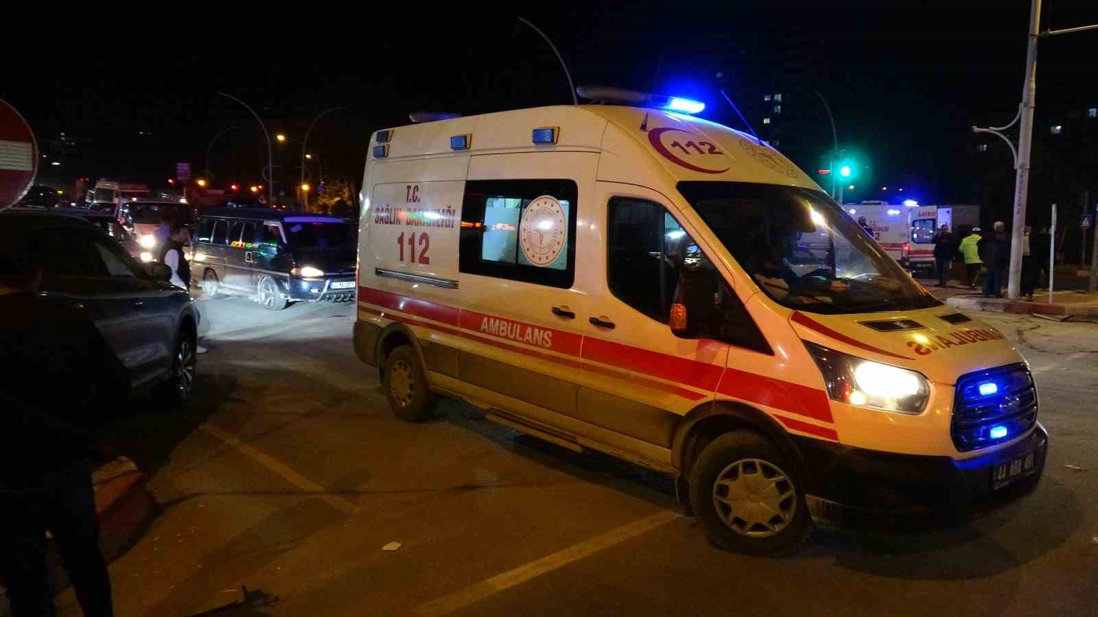 malatyada-iki-aracin-carpistigi-kazada-ortalik-savas-alanina-dondu-3-yarali