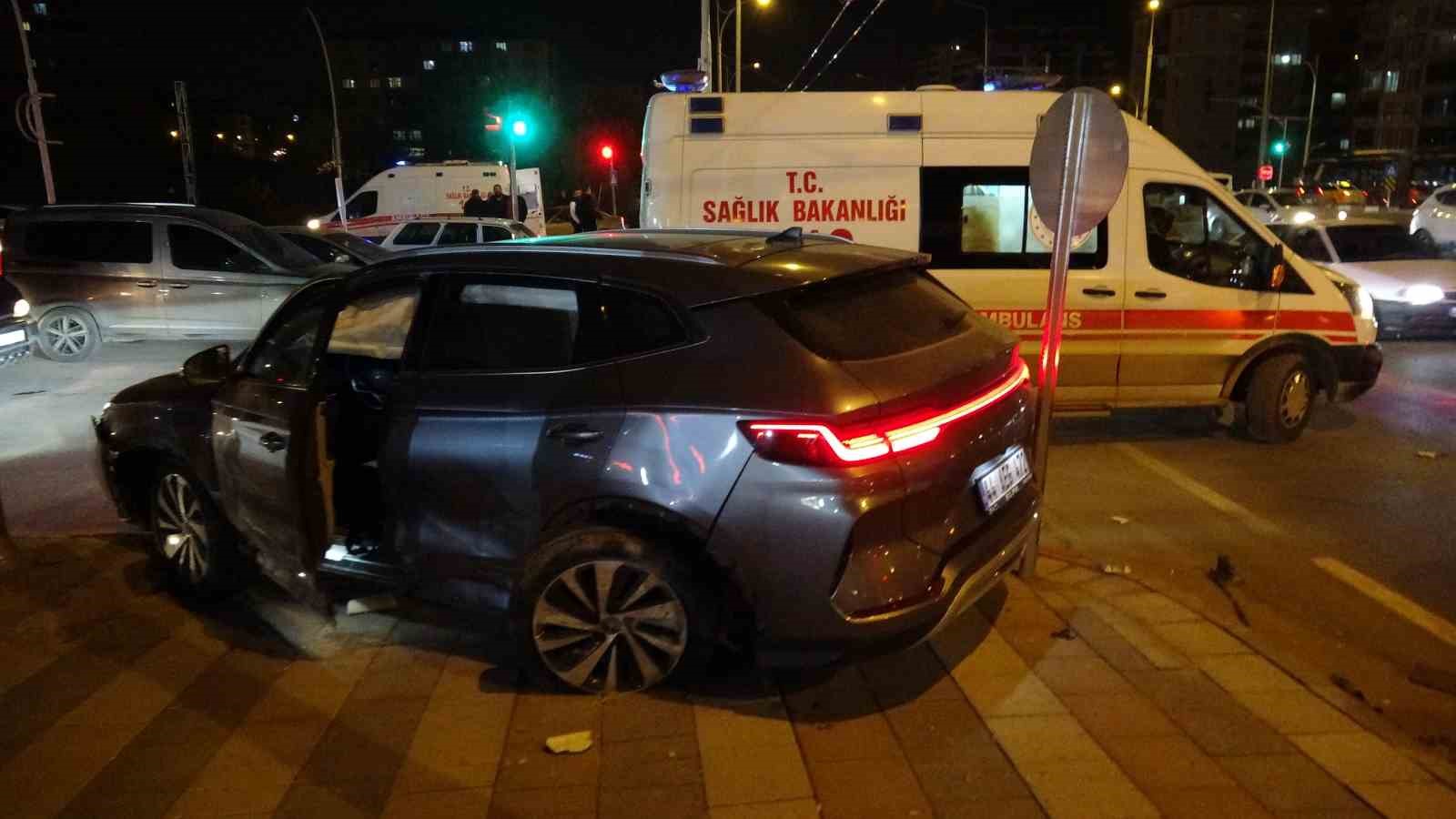 malatyada-iki-aracin-carpistigi-kazada-ortalik-savas-alanina-dondu-3-yarali