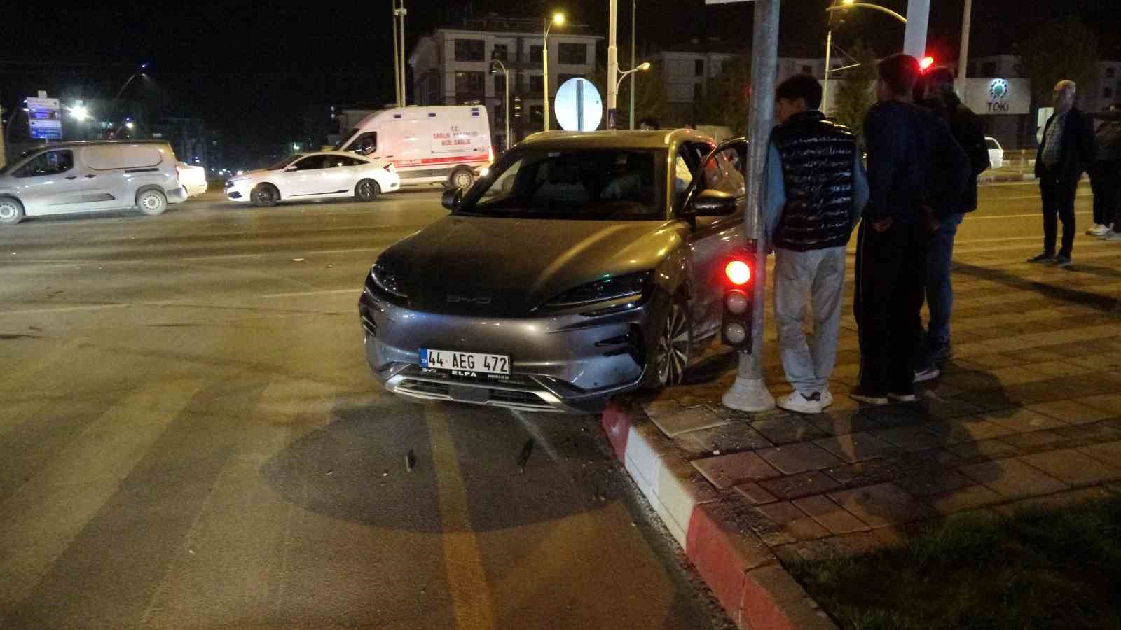 malatyada-iki-aracin-carpistigi-kazada-ortalik-savas-alanina-dondu-3-yarali