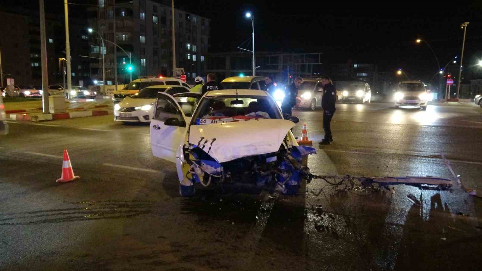 malatyada-iki-aracin-carpistigi-kazada-ortalik-savas-alanina-dondu-3-yarali