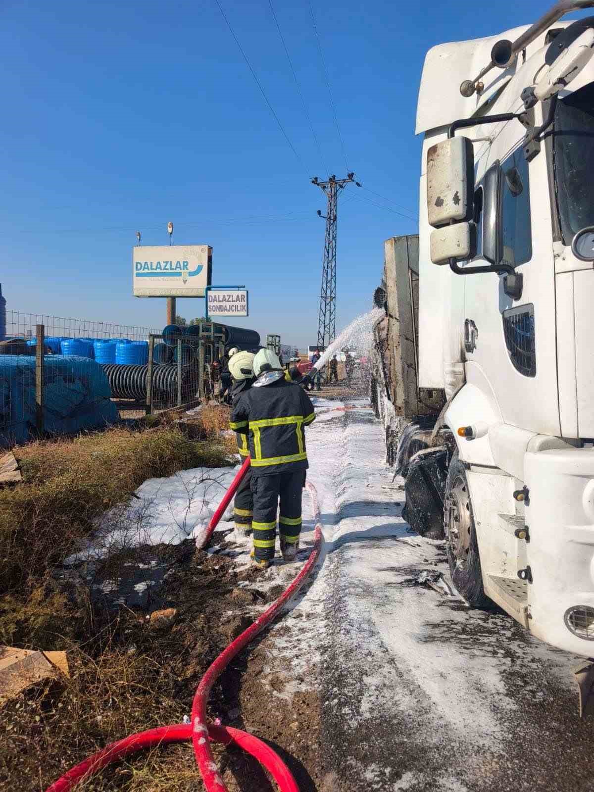 mardinde-2-tir-ile-suv-tipi-aracin-carpistigi-kaza-sonrasi-alev-alan-tir-sonduruldu