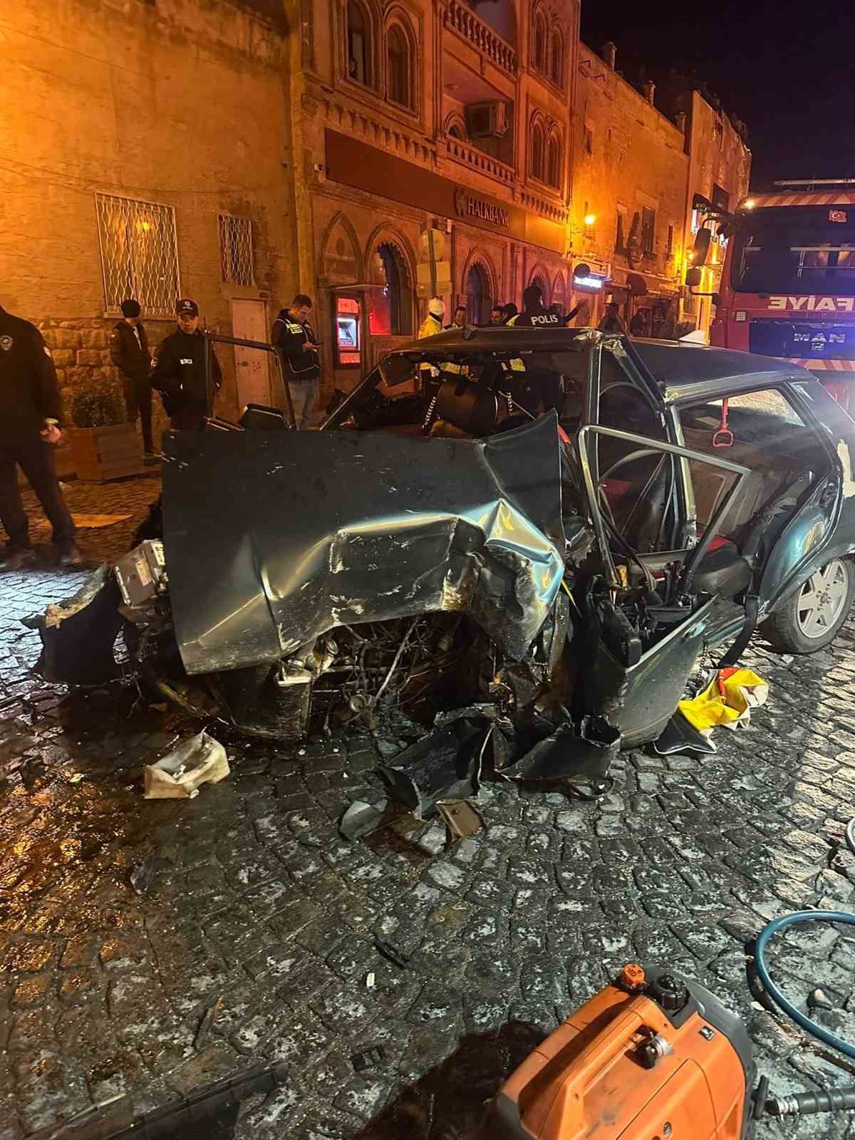 mardinde-otomobil-is-yerinin-kepengine-carpti-4-yarali