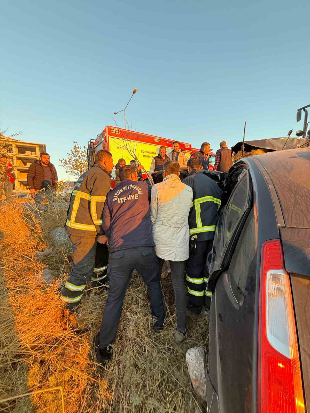 mardinde-otomobil-sarampole-yuvarlandi-3-yarali