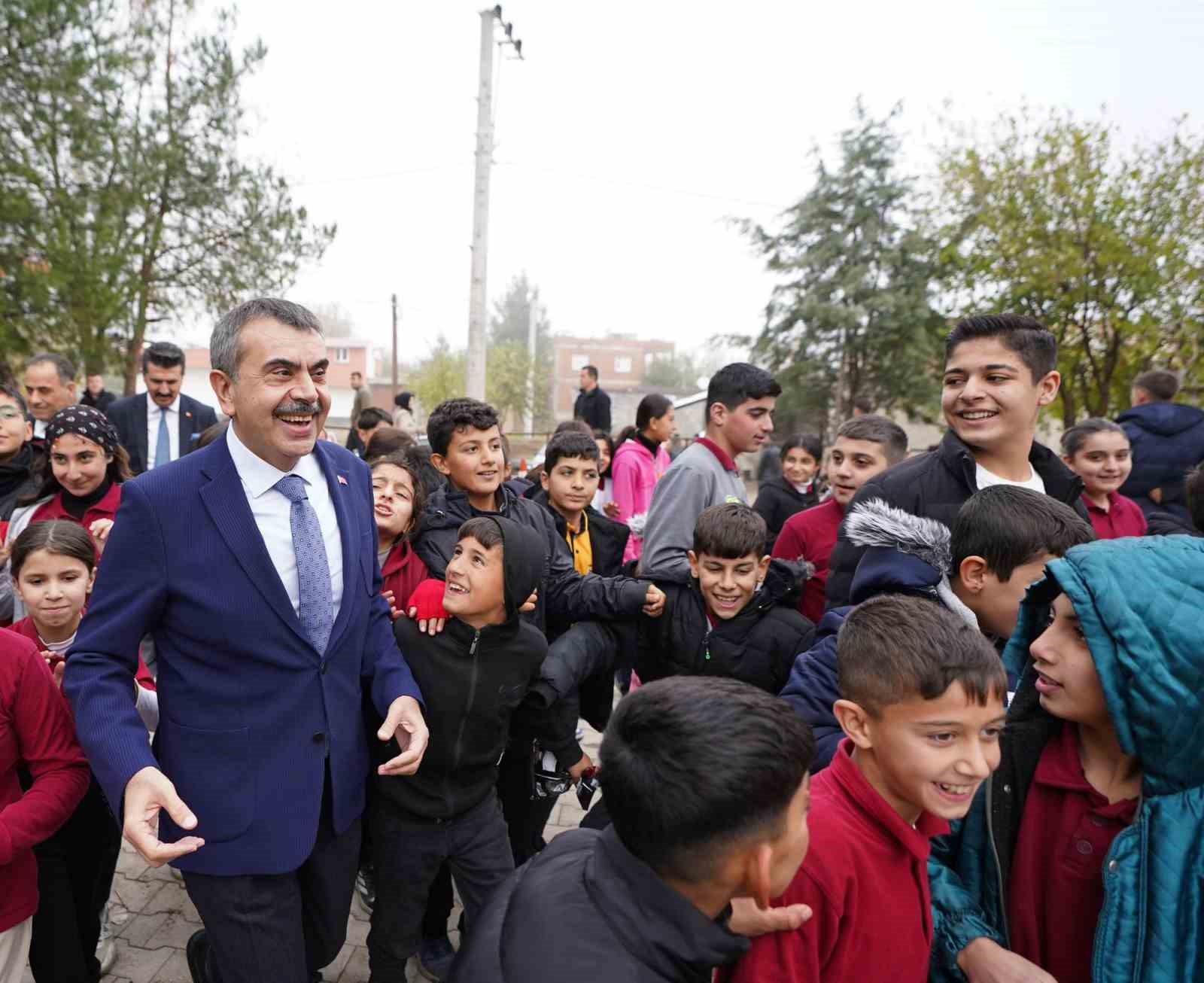 mardine-giden-bakan-tekin-diyarbakirda-yol-guzergahinda-bir-okula-ugradi