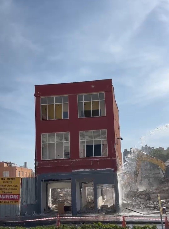 mersinde-2-katli-bina-titresimle-yikildi