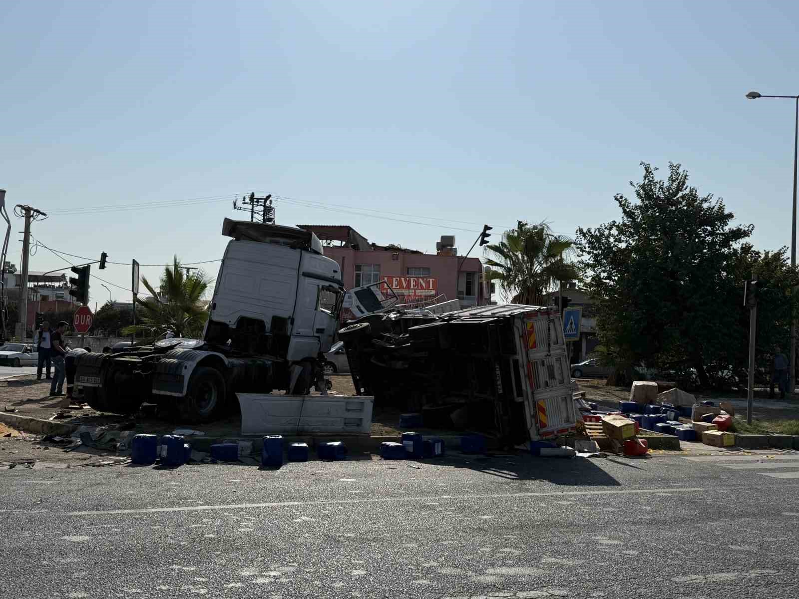 mersinde-tirlar-zincirleme-kaza-yapti-2-yarali