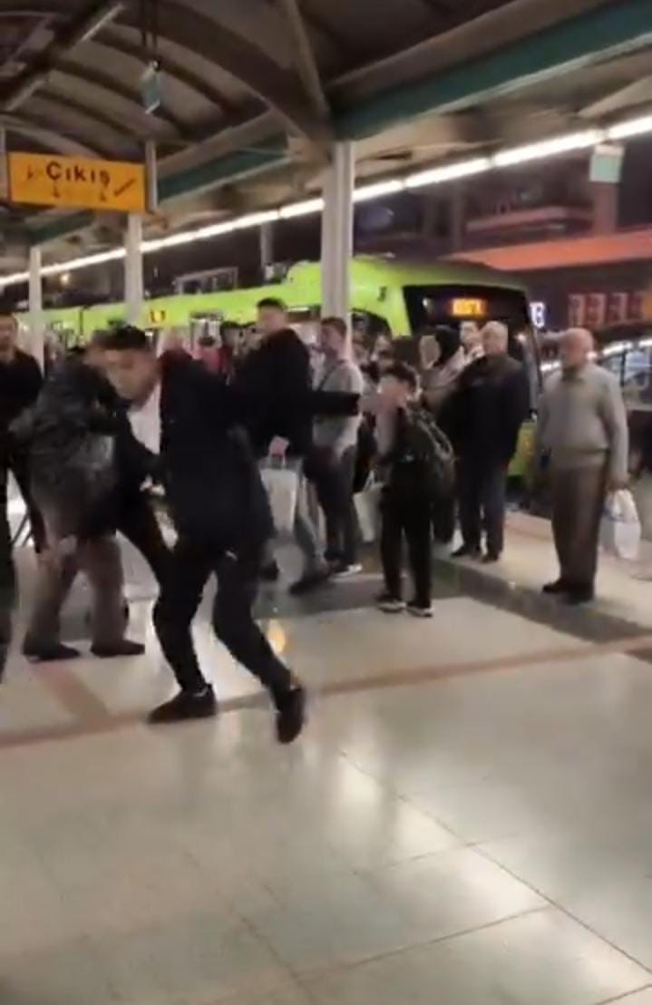 metroda-cikan-kavgada-yumruklar-havada-ucustu-kavgayi-izleyen-vatandaslardan-bazilari-mac-seyreder-gibi-o-anlari-kayda-aldi