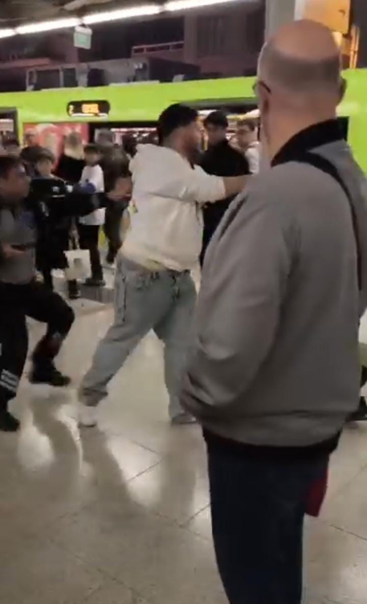 metroda-cikan-kavgada-yumruklar-havada-ucustu-kavgayi-izleyen-vatandaslardan-bazilari-mac-seyreder-gibi-o-anlari-kayda-aldi