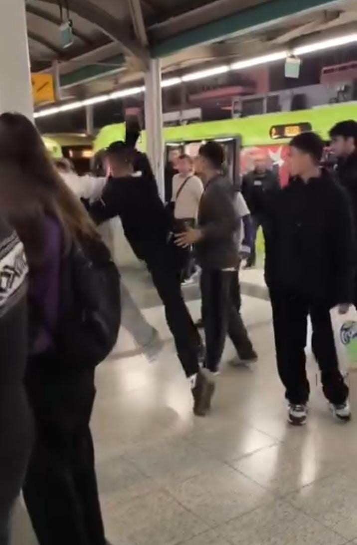 metroda-cikan-kavgada-yumruklar-havada-ucustu-kavgayi-izleyen-vatandaslardan-bazilari-mac-seyreder-gibi-o-anlari-kayda-aldi